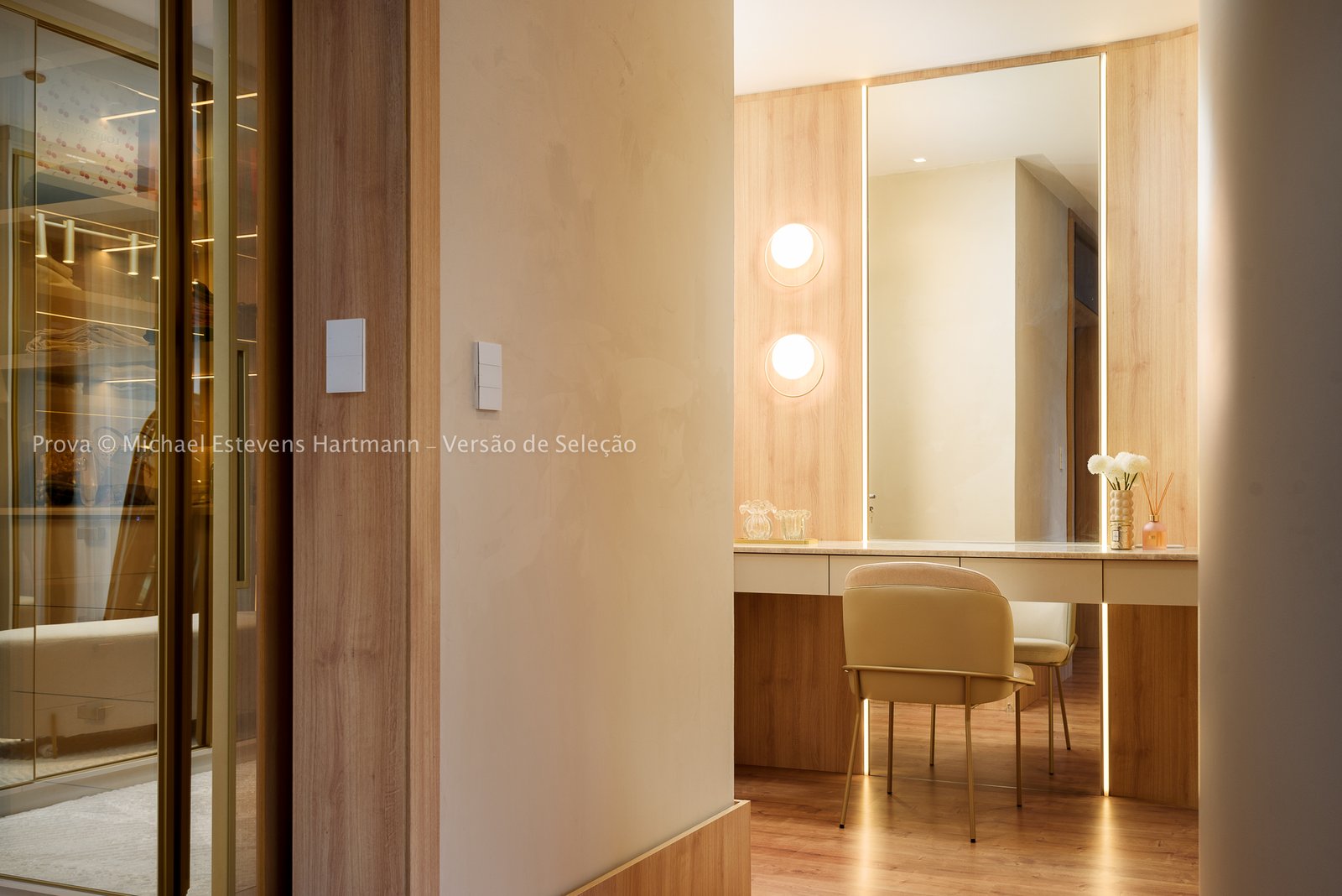 Detalhe de marcenaria premium com acabamento e iluminação integrada